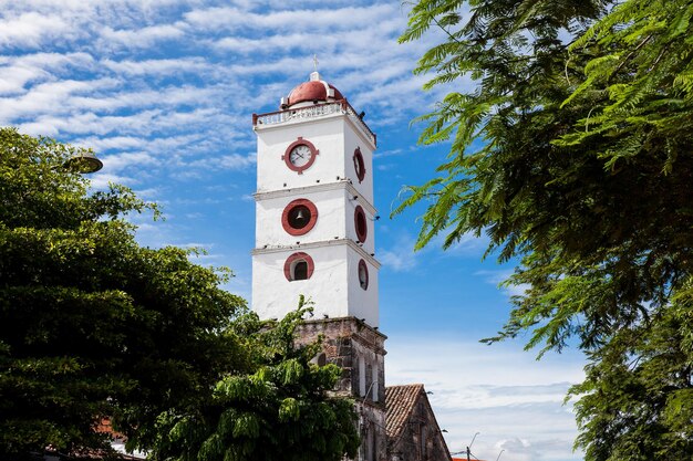 Foto klokkentoren van de san sebastián kerk gebouwd tussen 1553 en 1653 in de stad mariquita