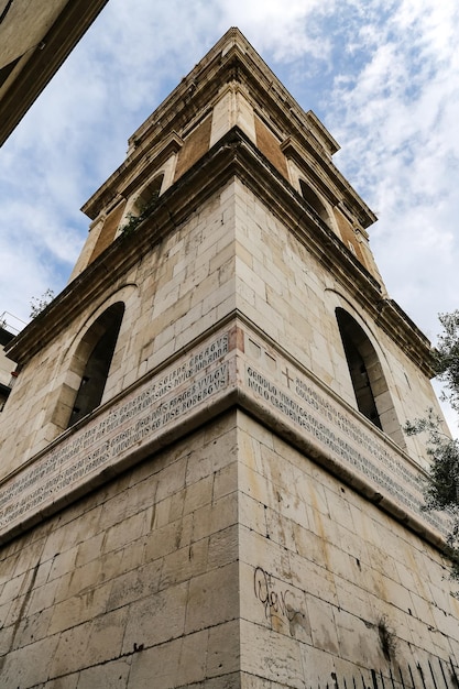 Klokkentoren van de Santa Chiara-kerk in Napels, Italië