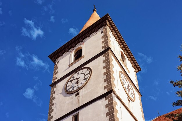 Klokkentoren van de sint-nicolaaskerk in de oude stad varazdin in kroatië. stadsgezicht met belfort in de beroemde kroatische stad in europa in de zomer. reizen en toerisme. blauwe lucht