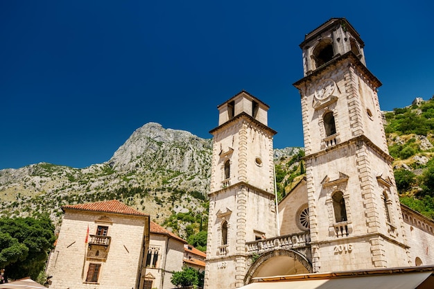 Foto klokkentoren van de st tryphon cathedral of gewoon kotor cathedral in de oude stad van kotor montenegro