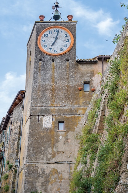 Klokkentoren van een paleis in de oude stad van Capodimonte, oud dorp aan het Bolsena-meer, Lazio, Italië