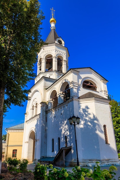 Klokkentoren van het Theotokos-geboorteklooster in Vladimir Russia