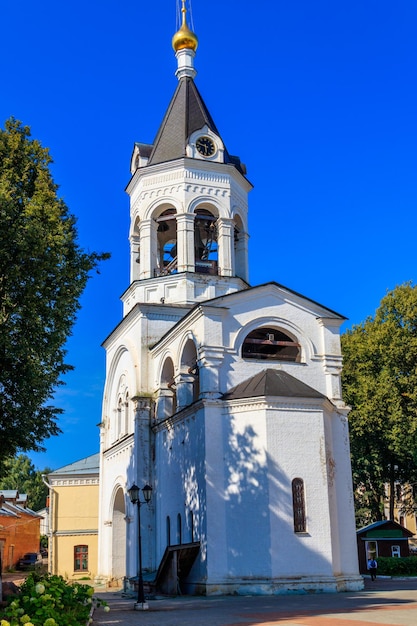 Klokkentoren van het Theotokos-geboorteklooster in Vladimir Russia