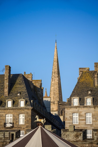 Klokkentoren van SaintMalo-kathedraal Bretagne Frankrijk