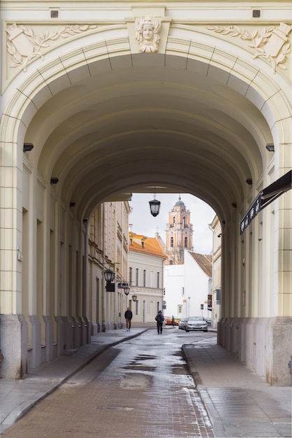 Klokketoren van St John kerkmening door de boog, Vilnius, Litouwen