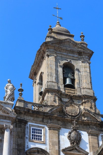 Klokketorenbovenkant van St. Francis Church in Porto, Portugal.