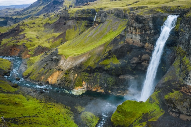 Kloof met Granni-waterval Waterval in een smalle kloof in de Thjorsardalur-vallei in IJsland