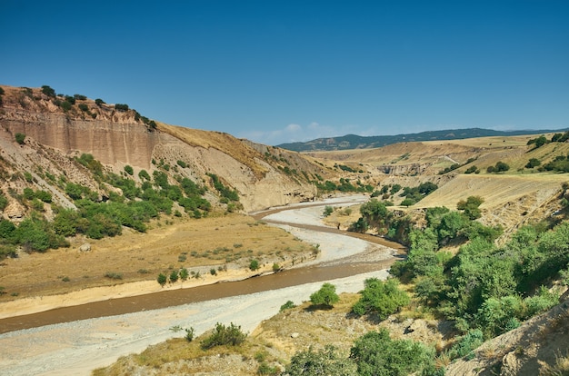 Kloof rivier Kara-Alma, Jalal-Abad regio, Kirgizië.