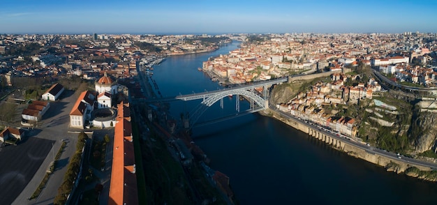 Klooster en brug in het panorama van Porto