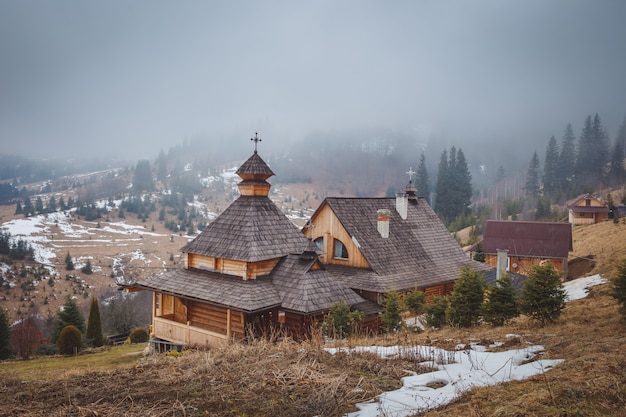 Klooster en mist in de bergen