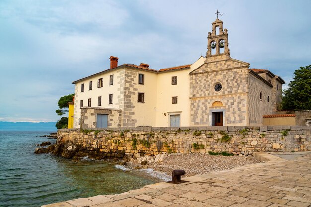 Klooster in de haven van Glavotok, het eiland Krk, Kroatië