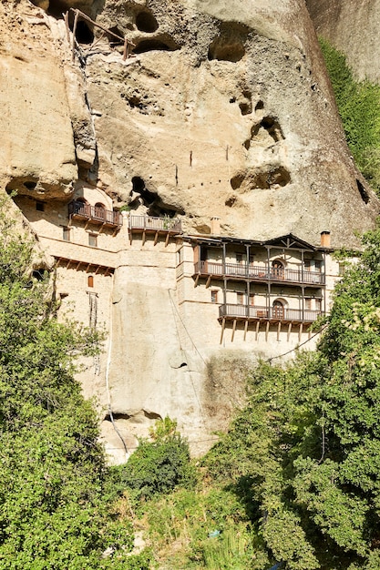 Klooster in de klif in Meteora bij het dorp Kastraki, Griekenland