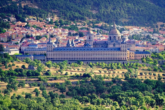 Klooster van El Escorial tussen bergen gelegen in Madrid, Spanje