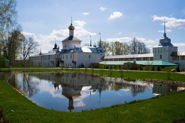 Klooster van Svyato-Vvedensky Tolgsky, Jaroslavl. De gouden ring van Rusland