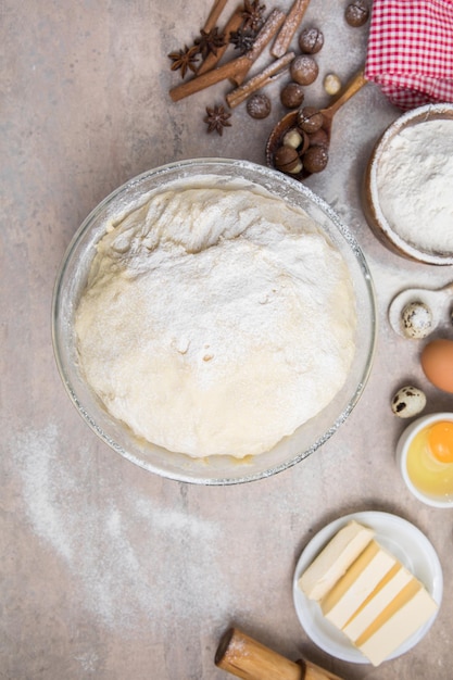 Klop bloem en keukengerei een ovenschaal een deegroller met eieren op tafel Bakken kookconcept Chef-kok maakt brood en peperkoekkoekjes De kok kneedt en rolt het deeg