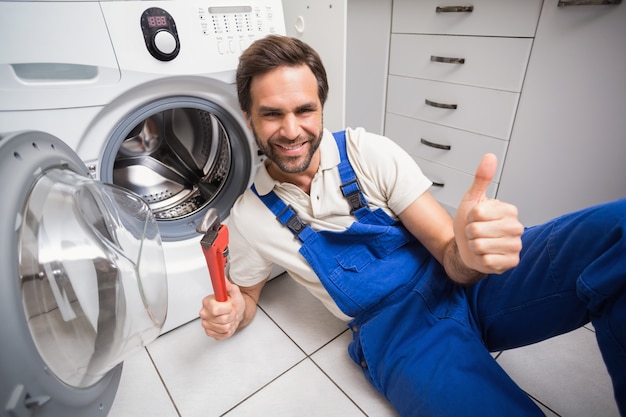 Klusjesman die een wasmachine bevestigt