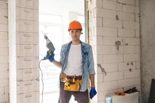 Klusjesman met een gereedschapsriem. Huis renovatie dienst.