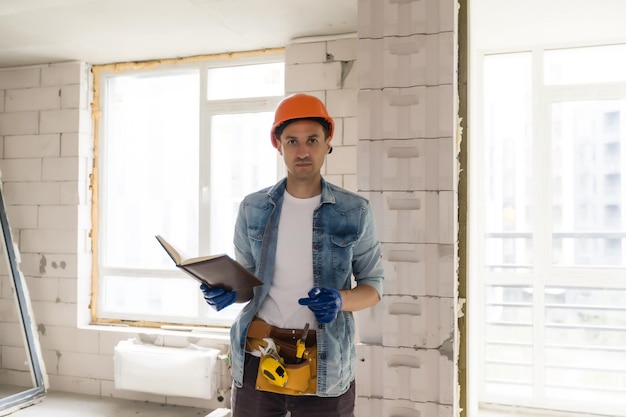 Klusjesman met een gereedschapsriem. Huis renovatie dienst.