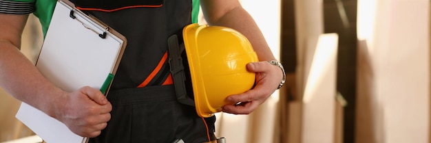 Klusjesman met gereedschapsriem en bouwinstrumenten mannelijke werknemer