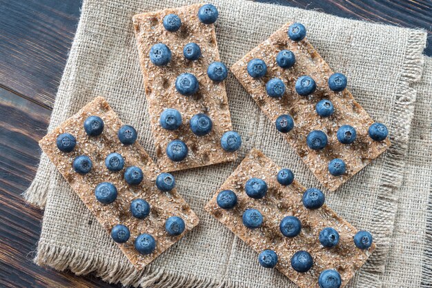 Knäckebröd met verse bosbessen