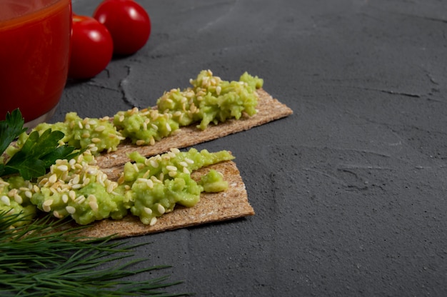 Knäckebroden met gepureerde avocado en sesamzaad