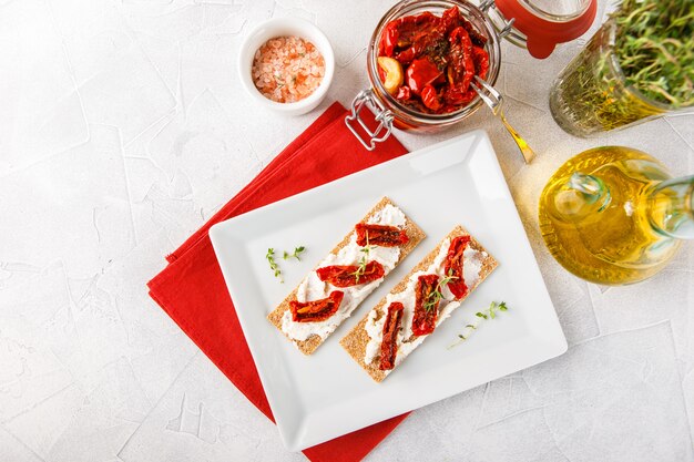 Knäckebrood met zongedroogde tomaten