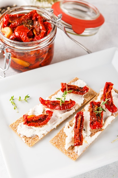 Knäckebrood met zongedroogde tomaten