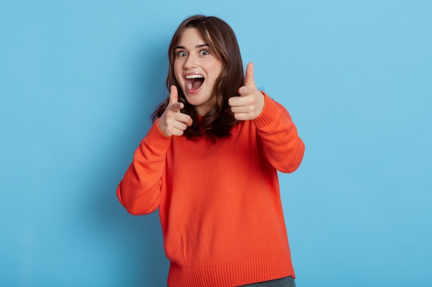 Knap aantrekkelijk brunette meisje, kijk camera met lachende uitdrukking