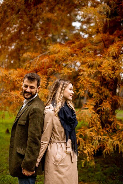 Knap jong stel in het herfstpark