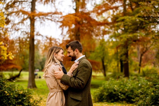 Knap jong stel in het herfstpark