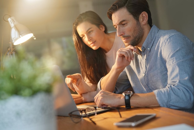 Knap paar werken op gedeelde computer thuis