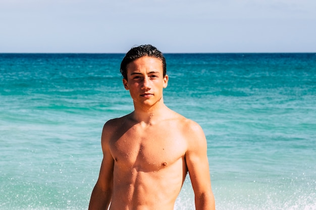 Knap portret van jonge mannelijke jongenstiener in zomervakantie vakantie