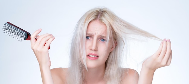 Foto knap vrouw met cosmetische huid met droog haaruitval probleem