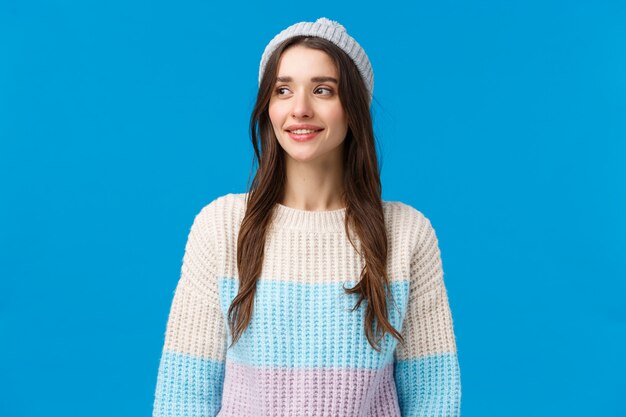 Knap wijfje in sweater die gebaar tonen.