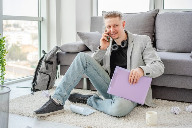 Knap zakenmantelewerken op telefoon