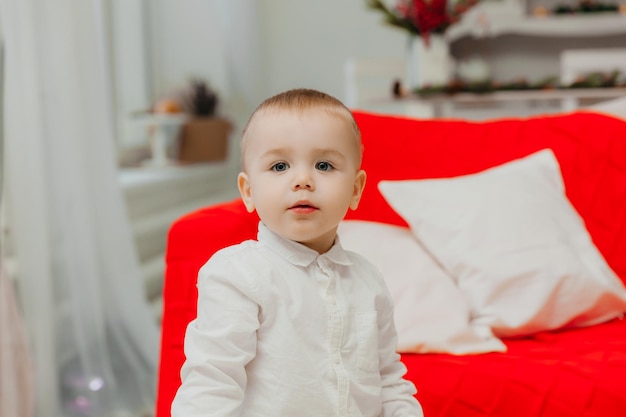 Knappe 2-jarige jongen staande, gekleed in een shirt Afbeelding met kopie ruimte.