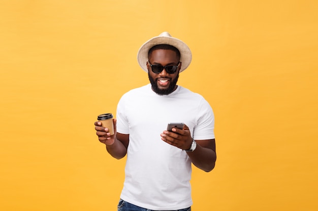 Knappe Afrikaanse Amerikaan met mobiele telefoon en haalt koffiekop weg.