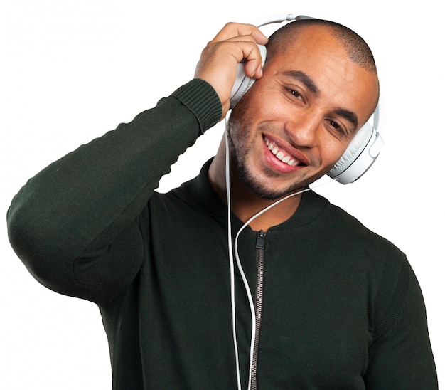 Knappe Afro-Amerikaanse man luistert naar muziek