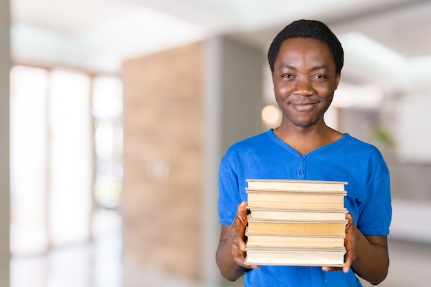 Knappe Afro-Amerikaanse man met boeken