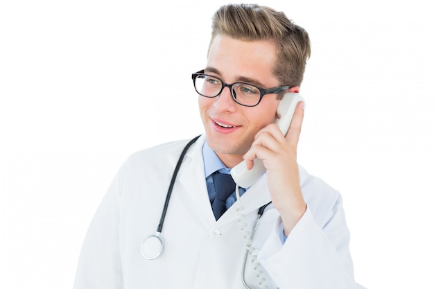Knappe arts die op telefoon spreekt