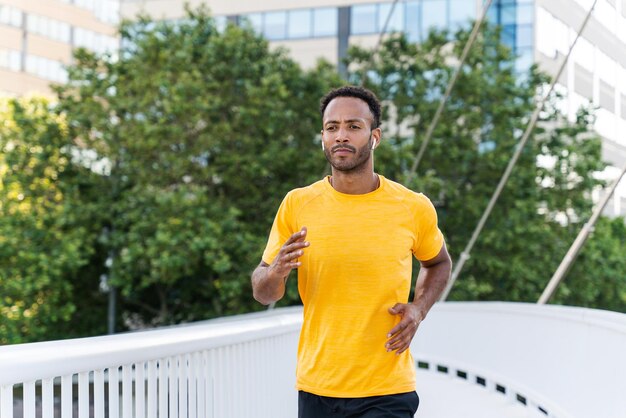 Knappe atletische afrikaanse man die buiten traint