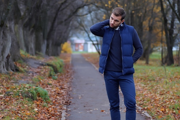 Knappe baard man in herfst park poseren op camera