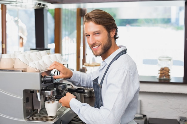 Foto knappe barista die een kop van koffie maakt
