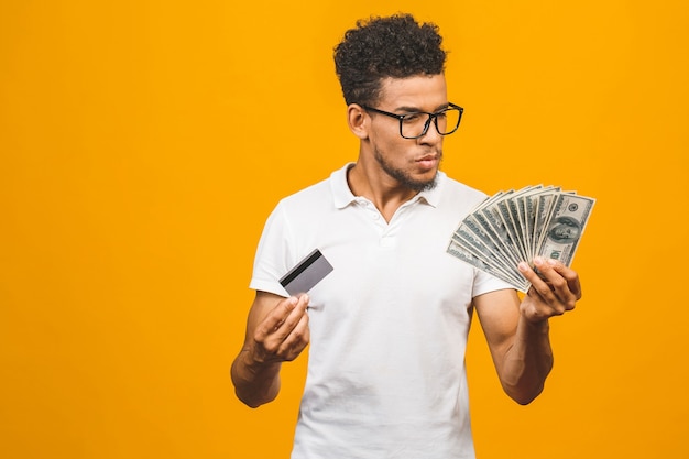 Knappe bebaarde Afro-Amerikaanse man met stapel geld en een creditcard