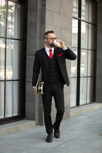 Knappe bebaarde brunette man in zwart shirt