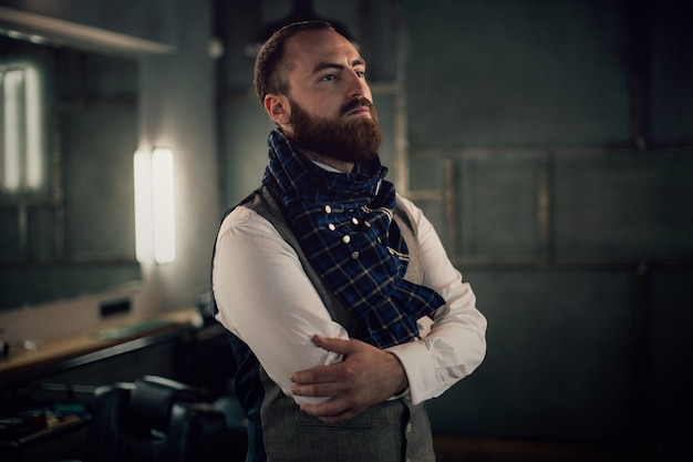 Knappe bebaarde man hipster met stijlvolle baard.