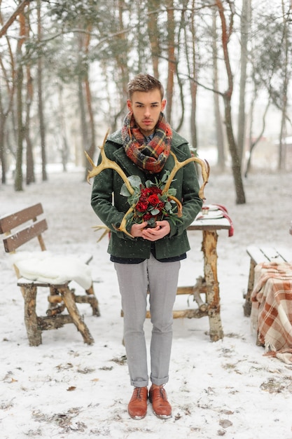 Knappe bebaarde man op een winterdag