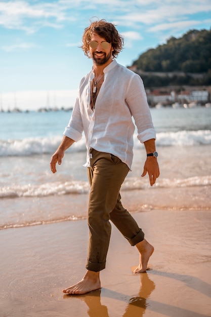 Knappe bebaarde man op het strand