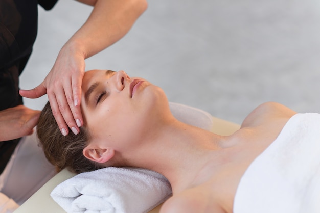 Knappe blanke vrouw tijdens kuur in de spa salon.