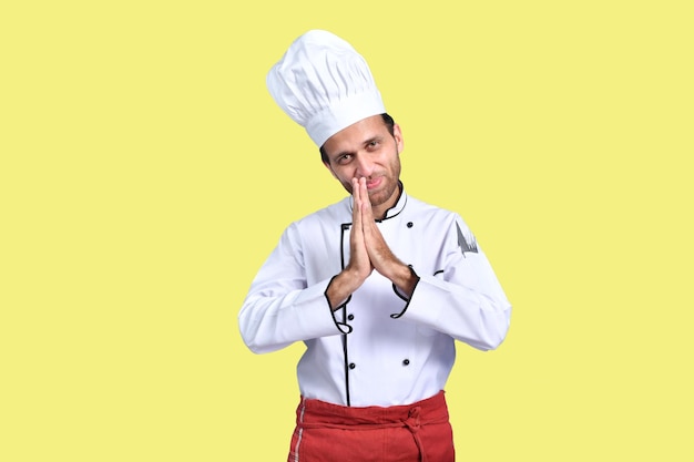 knappe chef-kok kok voorkant pose witte outfit draag schort indisch pakistaans model